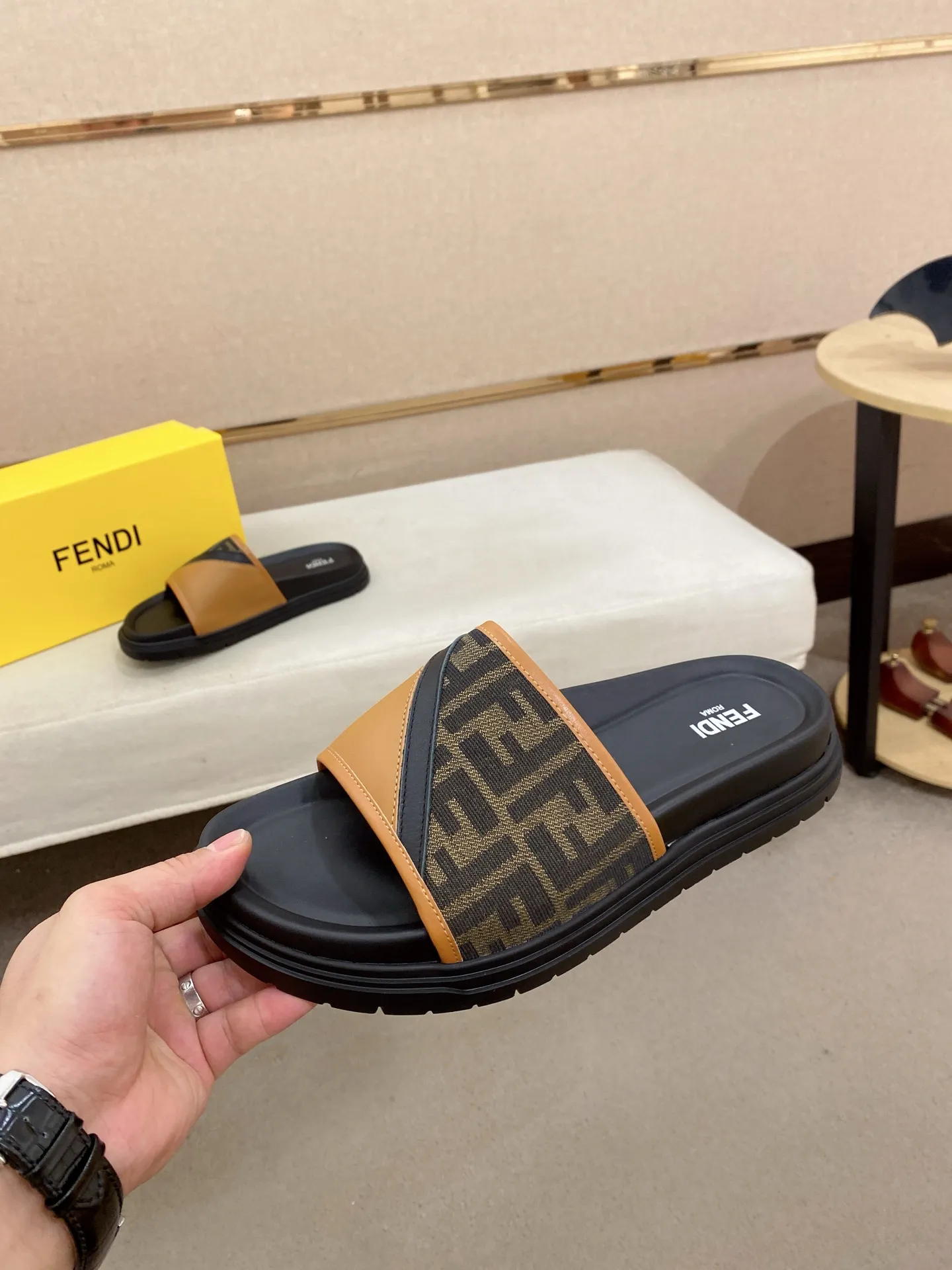 Factory price: 320💰 [Fendi Slippers] High-end brand of men's shoes, official website 1:1 latest masterpiece: original mold customization, the fabric is made of imported original materials, upgraded outsole, lighter and non-slip. The market's top quality, simple yet tasteful, a must-have for fashionistas, fashionable at your feet, full of confidence, the same style at the counter 👍The season of summer slippers is here. Code: 38-44 (45 is custom-made and cannot be returned or exchanged)